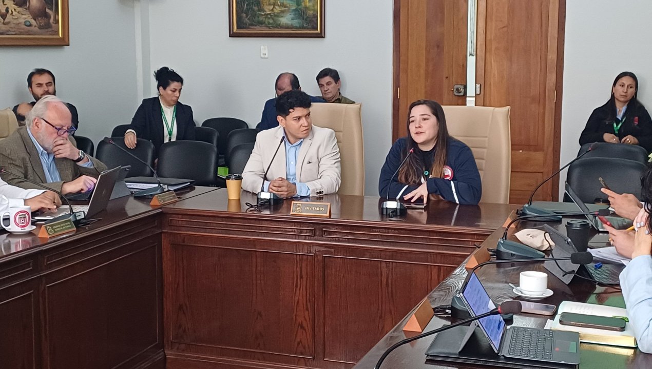 /curico-entrega-subvencion-a-gymnastics-kaif-para-final-nacional