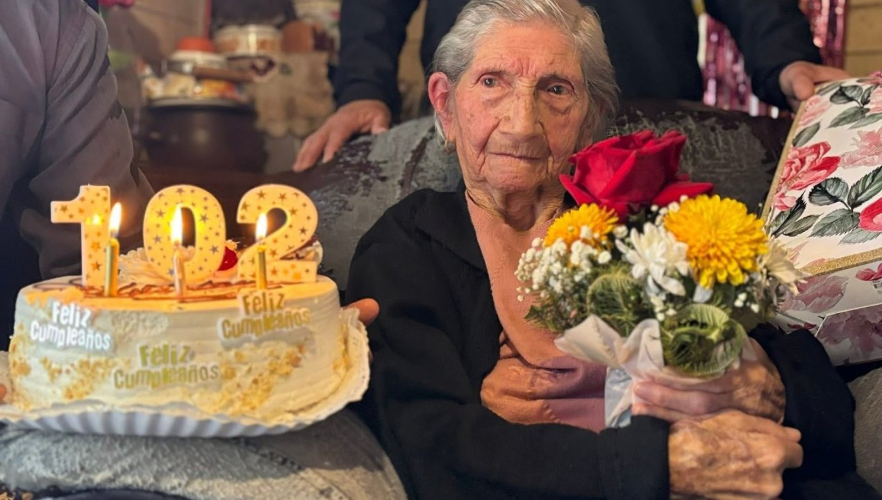 /curanilahue/rosa-aravena-celebro-102-anos-junto-al-alcalde-y-su-familia