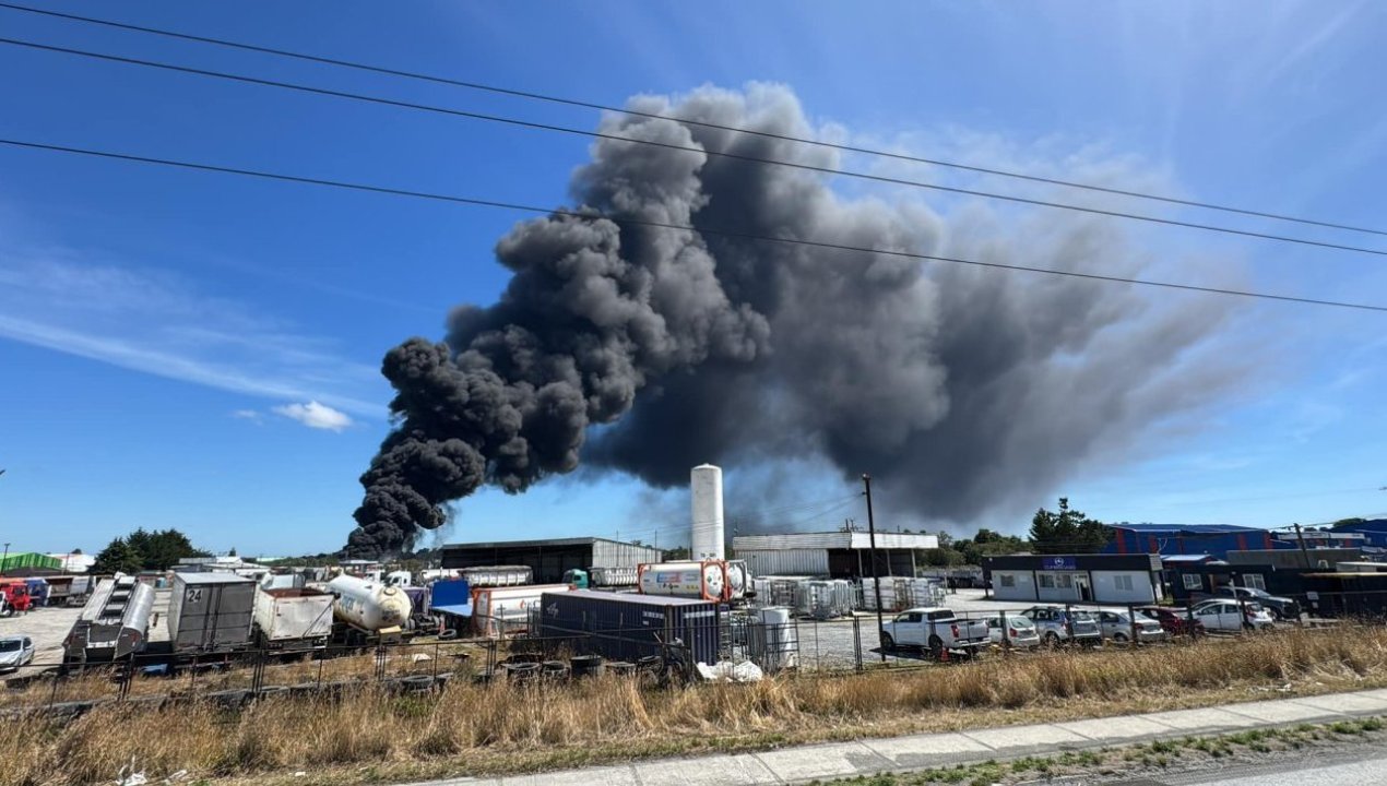 /incendio-en-planta-recicladora-de-plasticos-en-puerto-montt-genera-columna