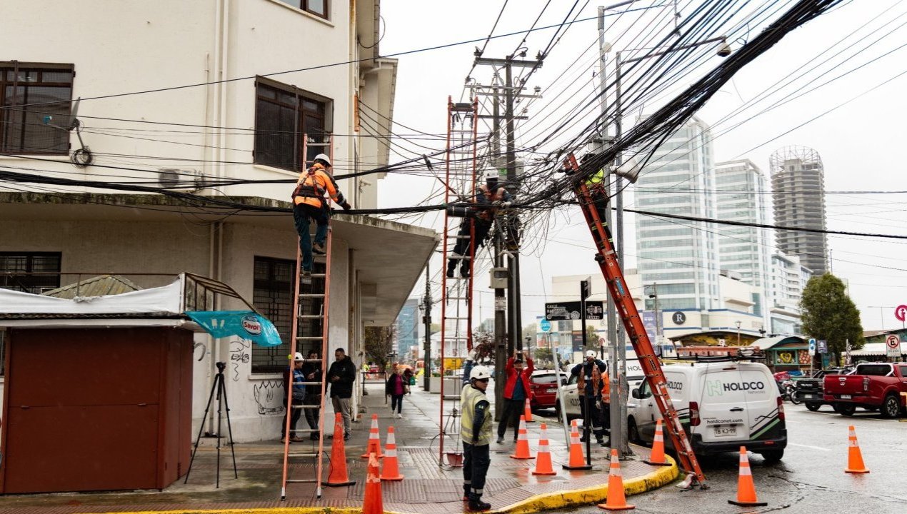 /local/adios-a-la-basura-aerea-puerto-montt-inicia-retiro-de-cables-en-desuso