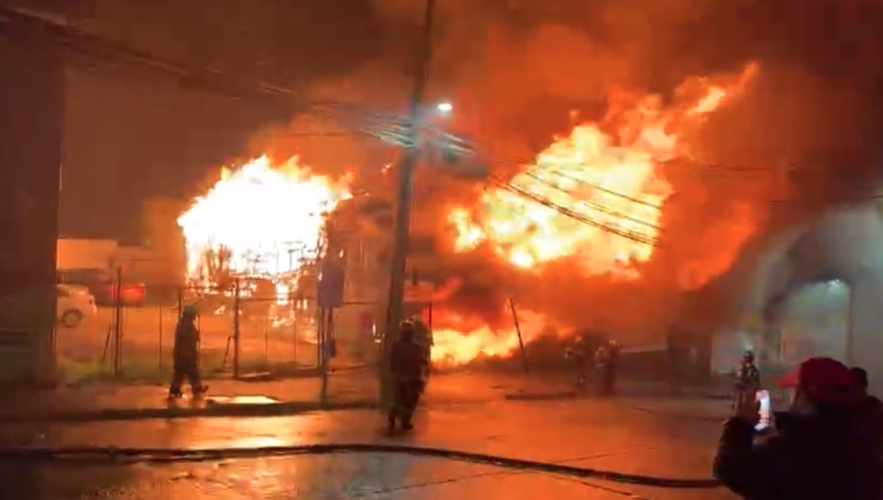 /tragedia-en-puerto-montt-voraz-incendio-deja-tres-personas-fallecidas-y