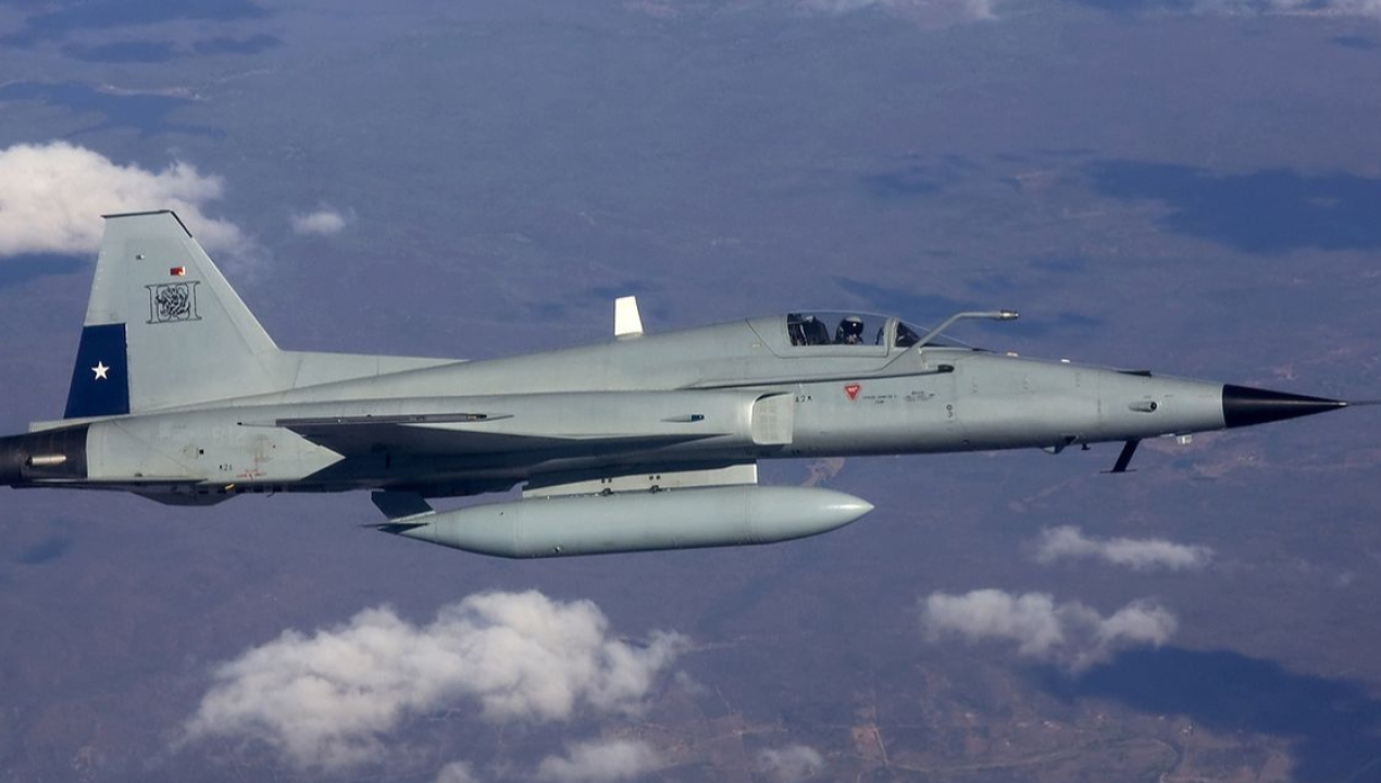 /local/mira-al-cielo-aviones-f-5-de-la-fach-sobrevolaran-puerto-montt-y-puerto