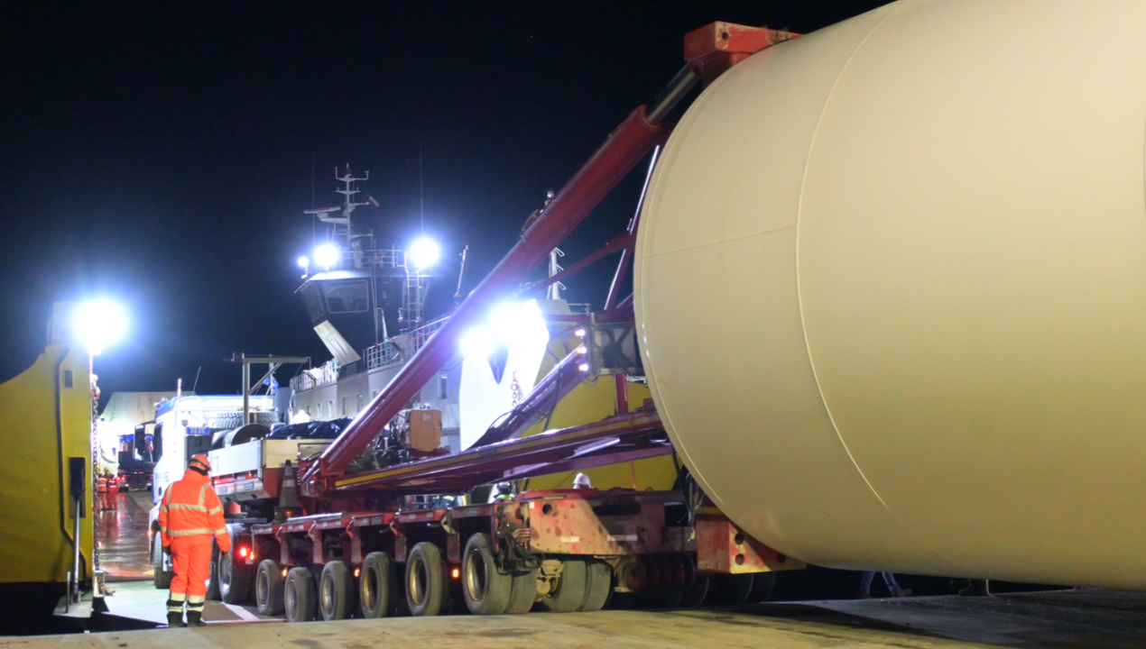 /capacidad-portuaria-comenzo-el-inedito-movimiento-de-aerogeneradores-desde