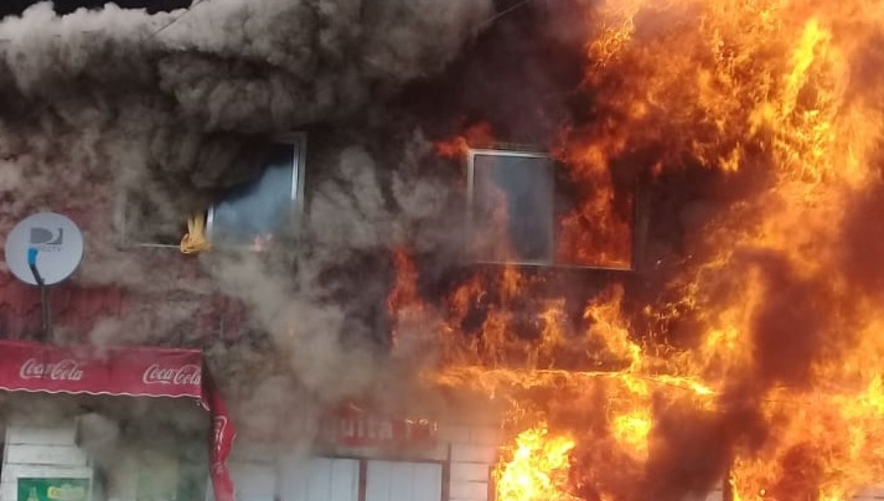 /un-adulto-mayor-fallecido-y-familias-damnificadas-fue-el-resultado-de-un-voraz-incendio-este-domingo-en-corral