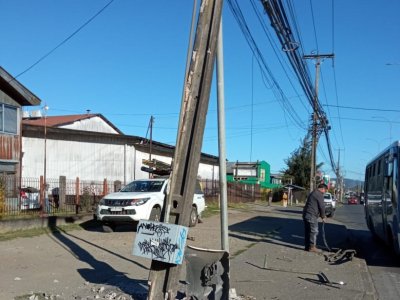 /saesa-trabaja-intensamente-para-reponer-poste-chocado-en-avenida-picarte-en-valdivia