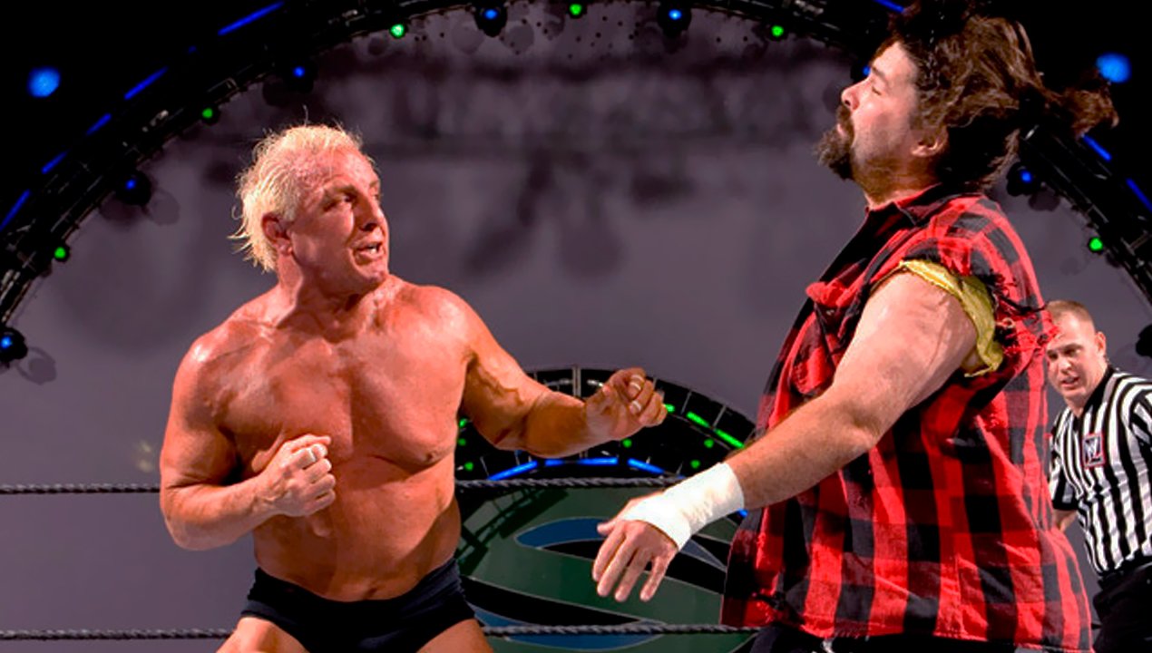 /un-ensangrentado-ric-flair-gana-en-tennessee-y-se-retira-tras-50-anos-de-carrera-en-lucha-libre