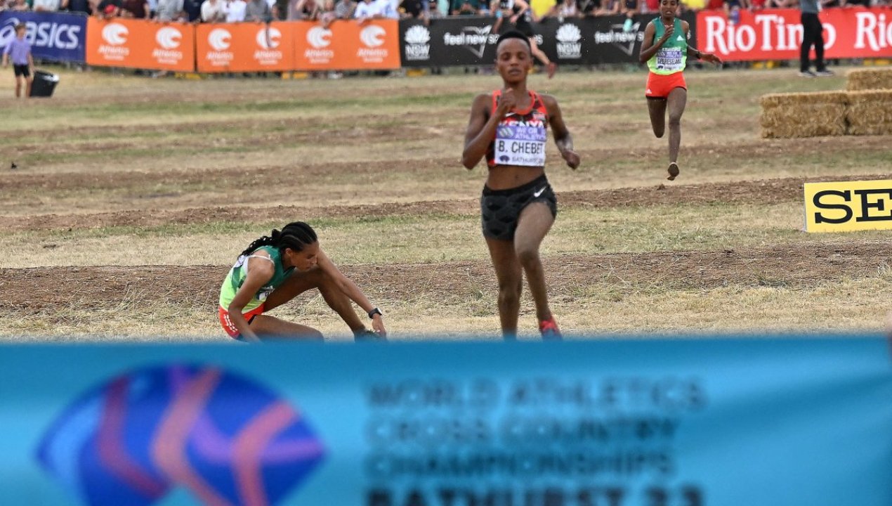 /atleta-se-desploma-a-10-metros-de-la-meta-la-descalificaron-por-recibir-ayuda
