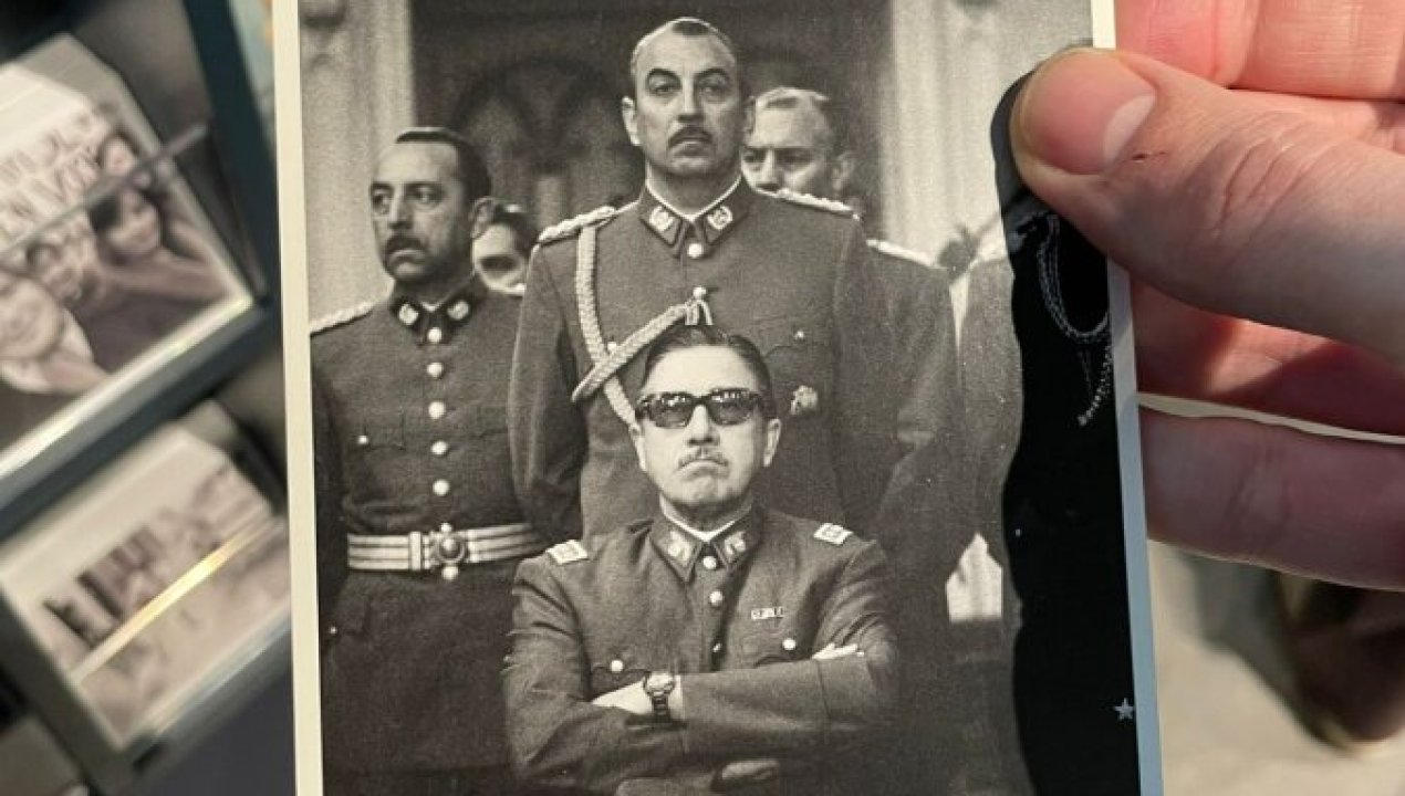 /comunidad-chilena-en-paises-bajos-denuncia-que-museo-vende-postal-con-imagen-de-pinochet