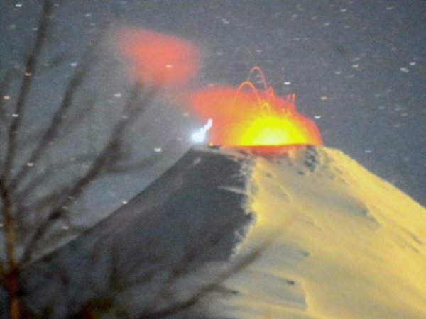 Mantienen Alerta Naranja y perímetro de seguridad por actividad de volcán Villarrica