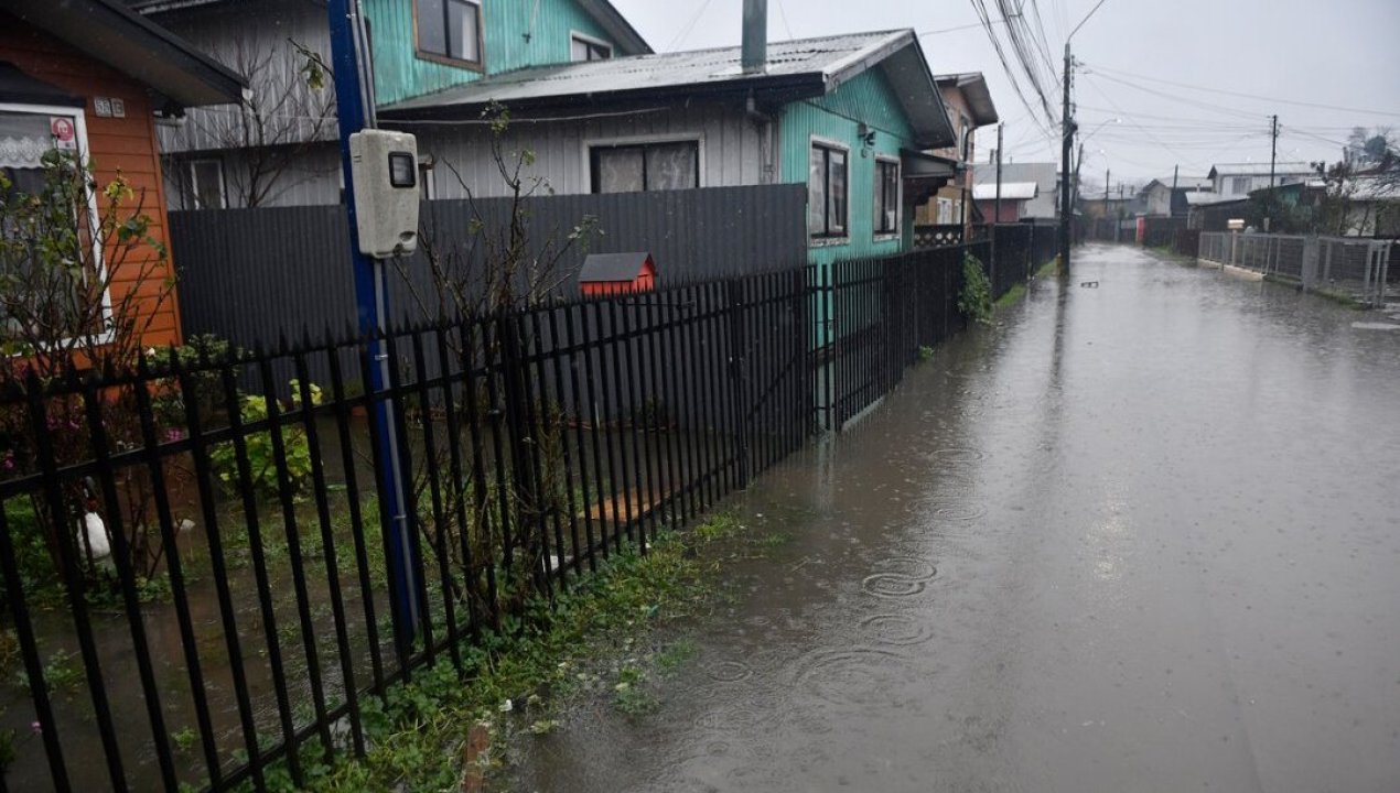 /regionales/region-del-biobio/intensas-lluvias-dejan-calles-inundadas-en-lebu