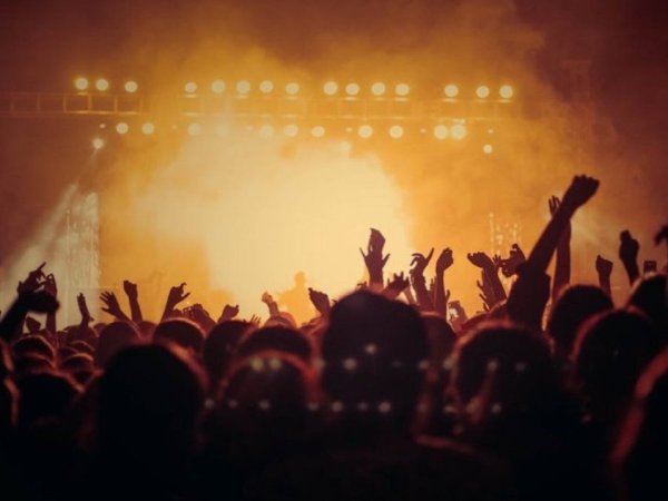 Advierten que ir a conciertos y usar auriculares incrementa el riesgo de sordera