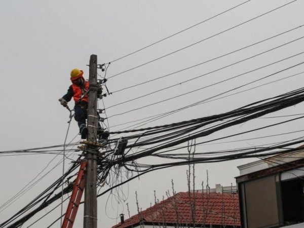 Cámara Baja aprueba proyecto que faculta a los municipios a retirar cables aéreos en desuso