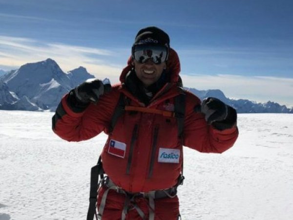 Alpinista chileno realizó el primer ascenso de una montaña de más de 6 mil metros de altura en Nepal