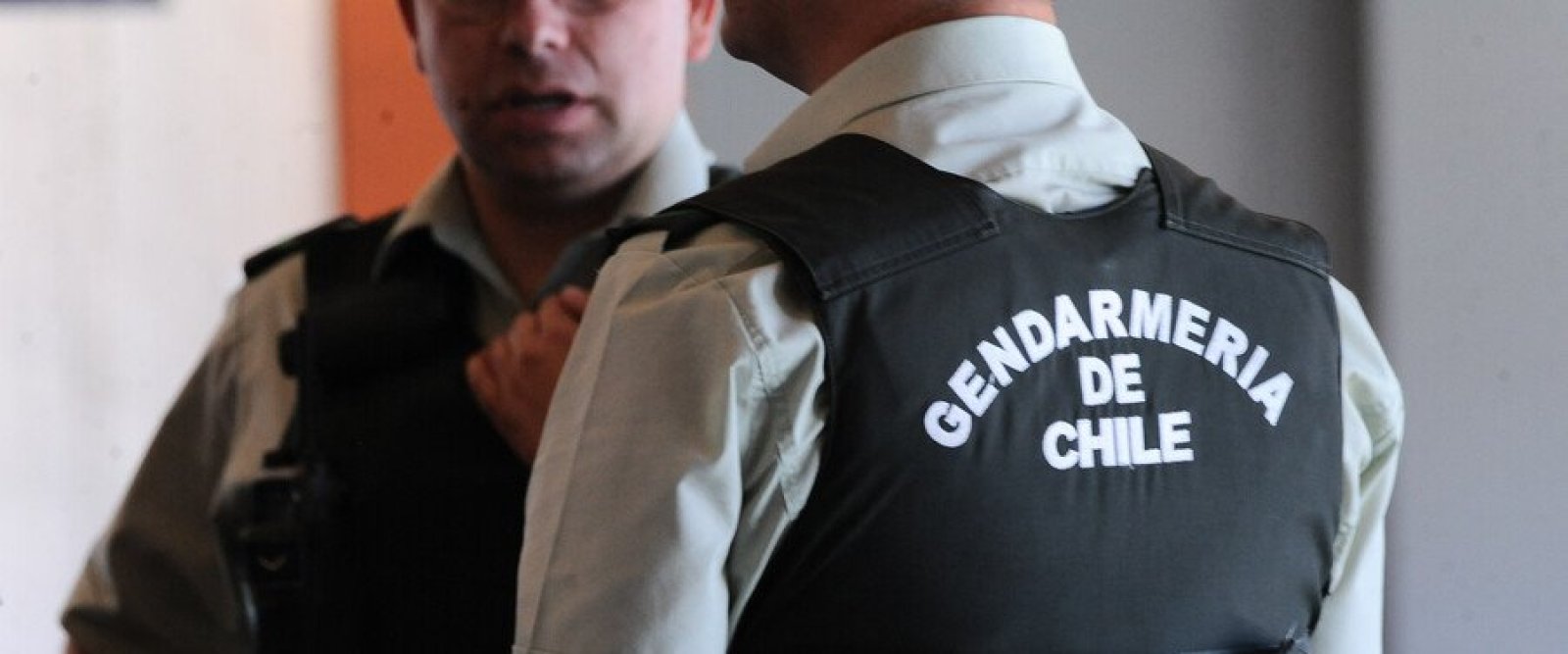 Gendarmería remueve a dos funcionarios tras error que liberó a imputado en Centro de Justicia