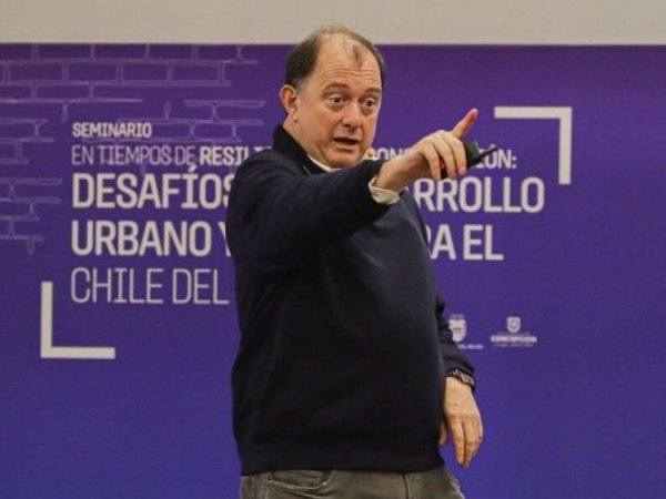 El ministro de Vivienda, Iván Poduje, protagonizó un tenso encuentro con vecinos del sector El Olivar