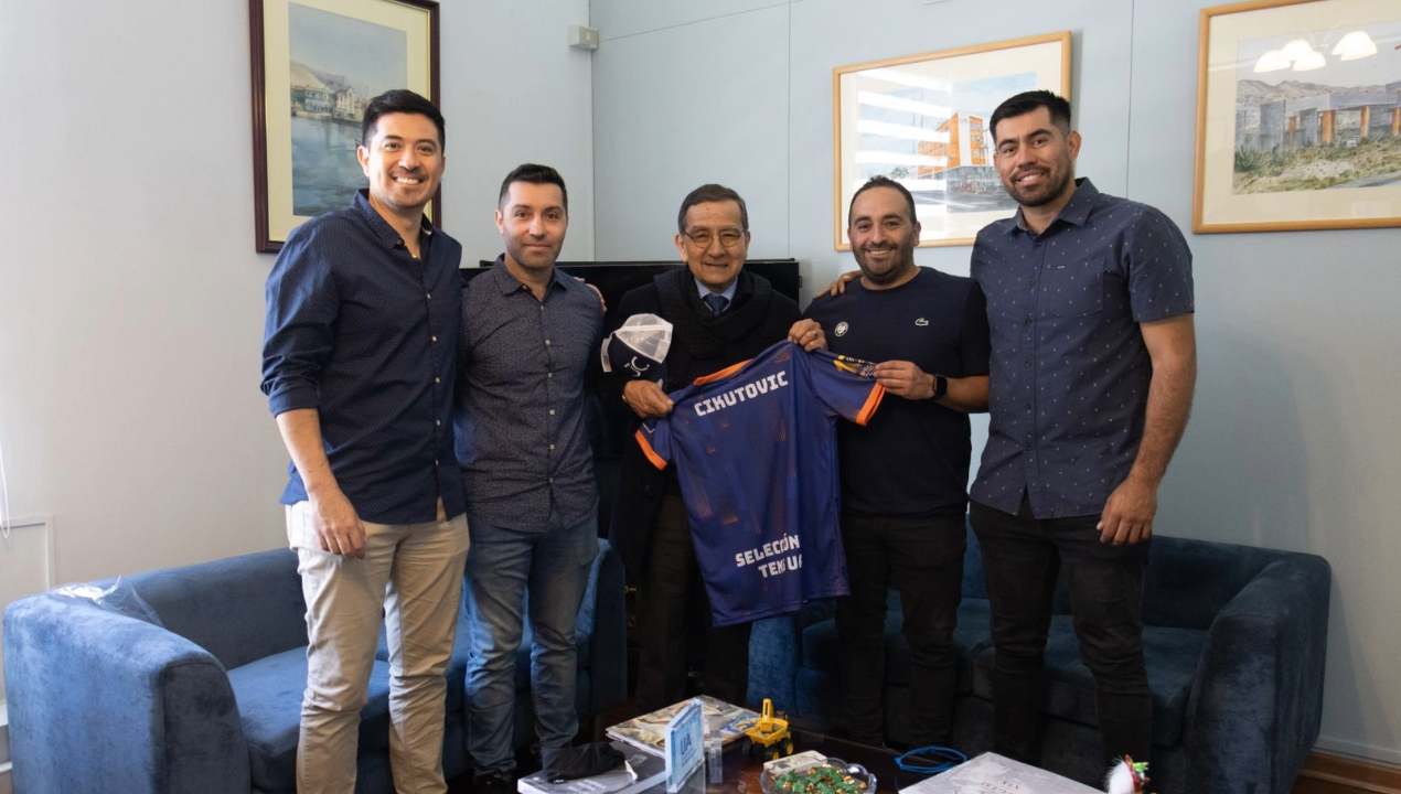 /rector-cikutovic-se-reune-con-ex-estudiantes-de-la-ua-que-obtuvieron