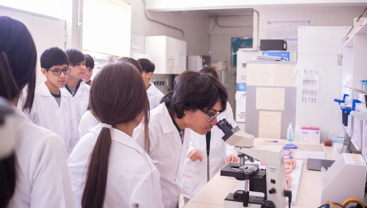 /estudiantes-del-colegio-eben-ezer-visitan-laboratorio-de-biologia-de-la