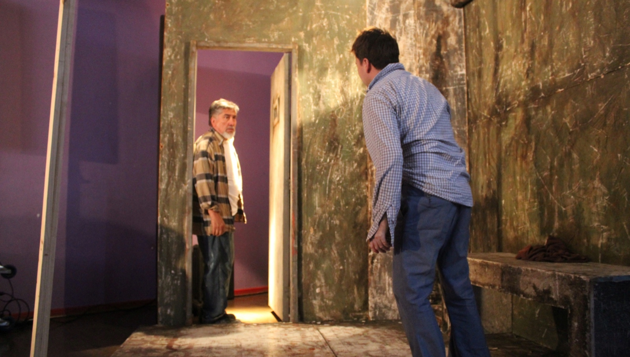 /compania-de-teatro-de-la-ua-presento-la-obra-por-sospecha-en-el-liceo